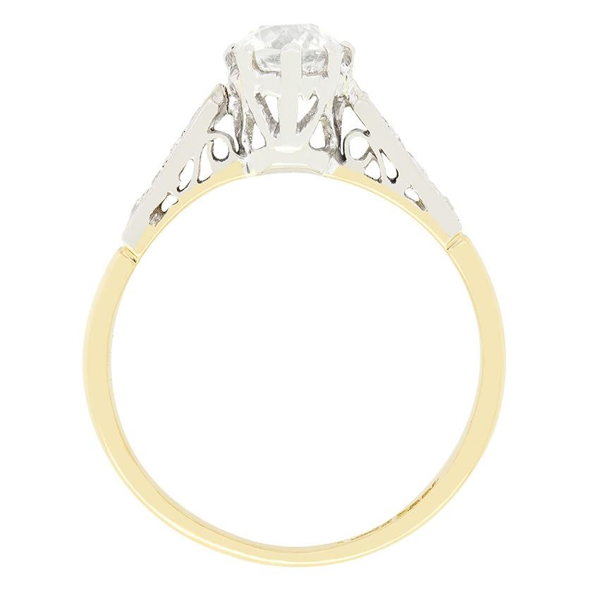 Dieser zeitlose Solitärring mit edwardianischem Diamantbesatz trägt in der Mitte einen Diamanten im Altschliff mit 0,65 Karat. Der Diamant in Krallenfassung hat eine geschätzte Einstufung von H in der Farbe und VS1 in der Reinheit. Unterhalb jeder