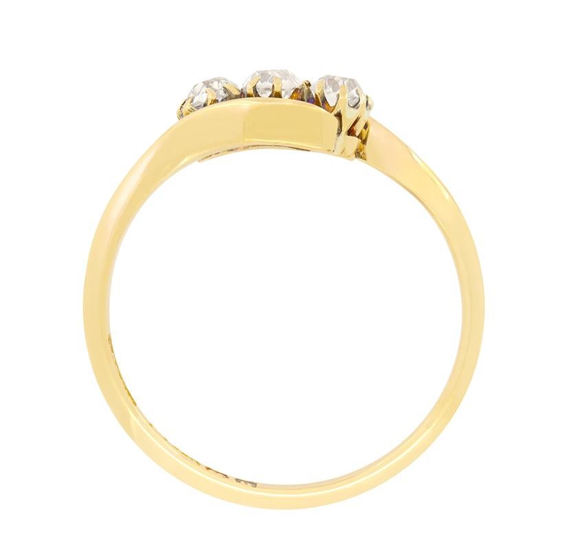 Questo anello edoardiano, che rappresenta una deliziosa rivisitazione del classico design a trilogy, presenta un trio di diamanti taglio vecchio incastonati in diagonale al centro. Il diamante principale è di 0,25 carati, mentre i diamanti ai lati