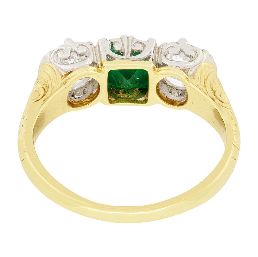 Edwardian 0.65ct Emerald and Diamond Three Stone Ring, c.1910s In Good Condition For Sale In London, GB