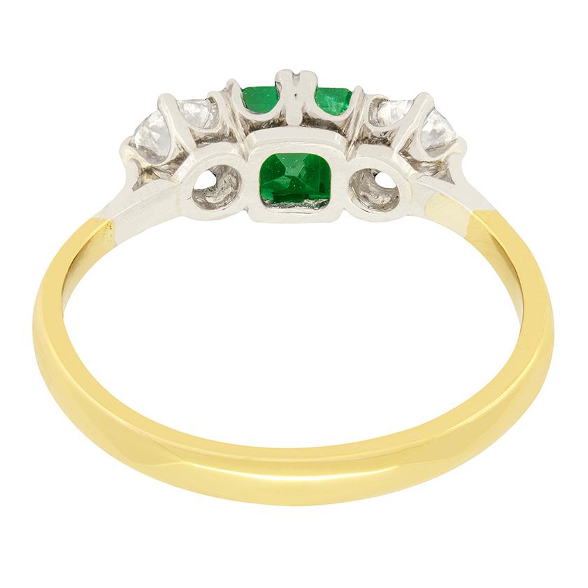 Edwardian 0.65 Carat Emerald and Diamond Three Stone Ring, circa 1910s In Good Condition For Sale In London, GB
