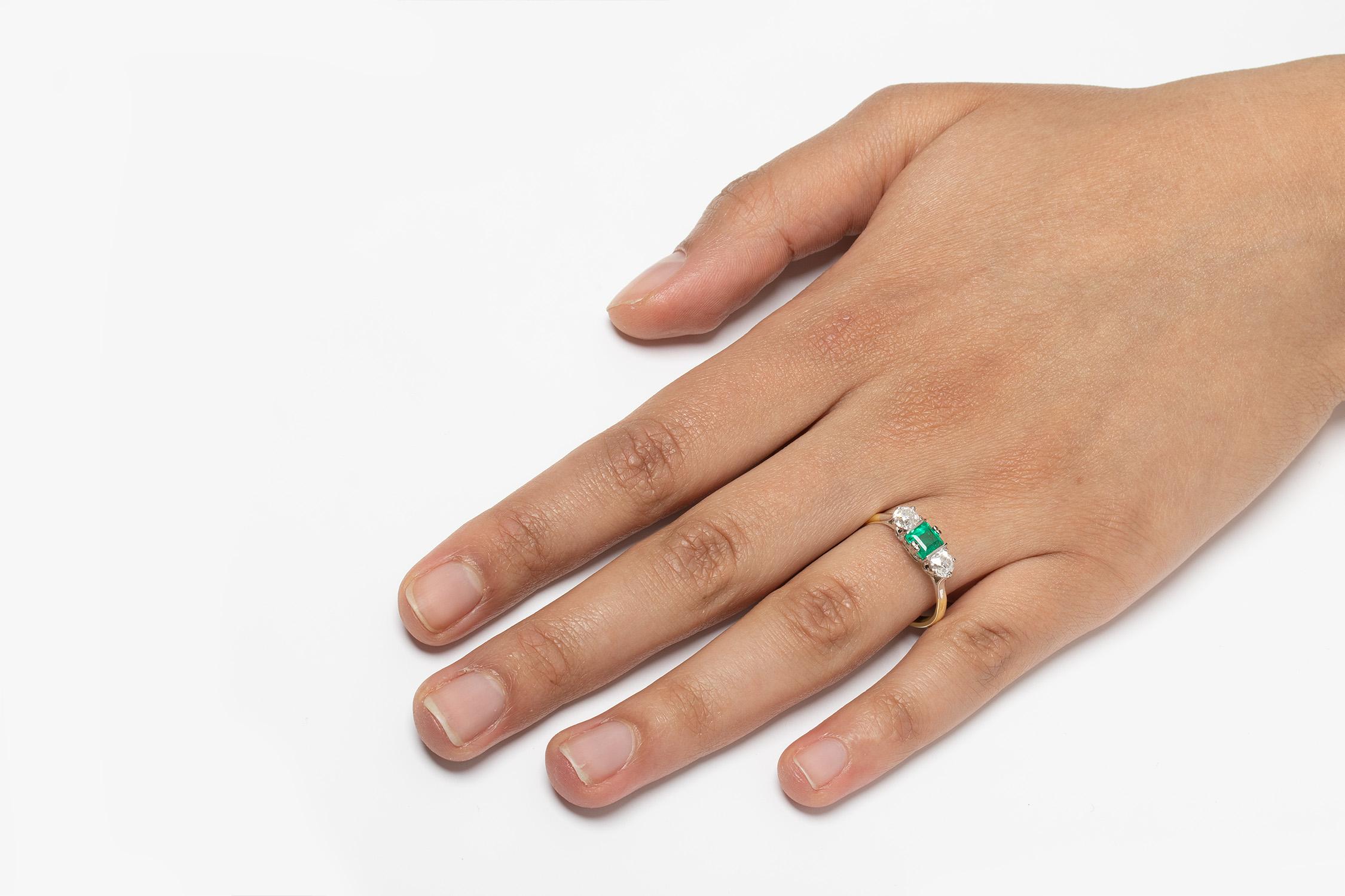 Edwardian 0.65 Carat Emerald and Diamond Three Stone Ring, circa 1910s For Sale 1