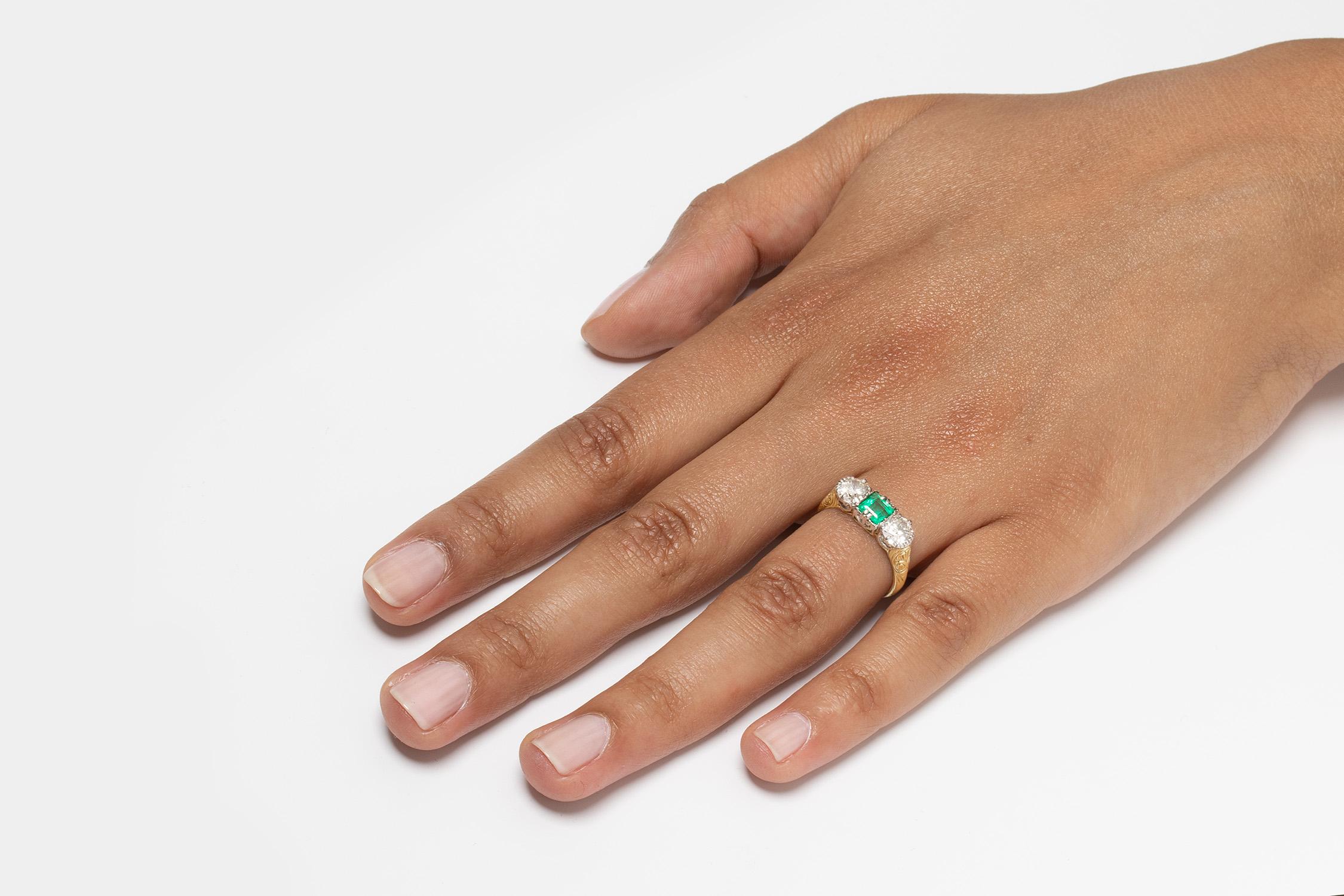 Ring mit drei Steinen, edwardianischer 0,65 Karat Smaragd und Diamant, ca. 1910er Jahre für Damen oder Herren im Angebot
