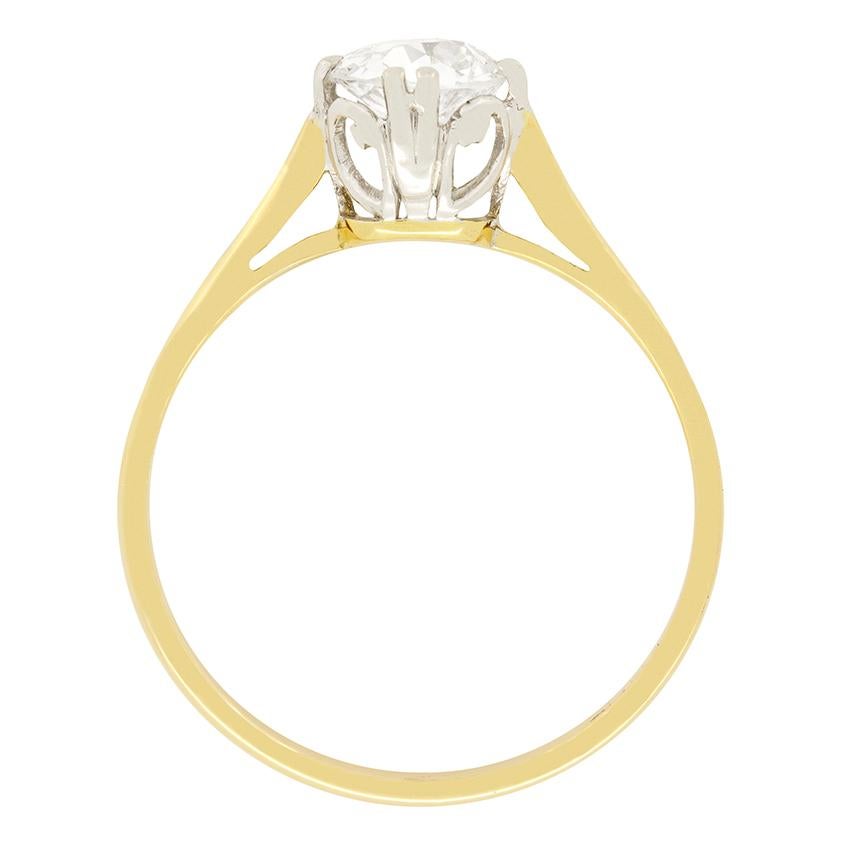 Un anillo de compromiso verdaderamente atemporal engastado con un único diamante de talla antigua de 0,68 quilates. El diamante tiene un color estimado H y una pureza VS2. El precioso diamante se ha montado dentro de dos garras de platino que