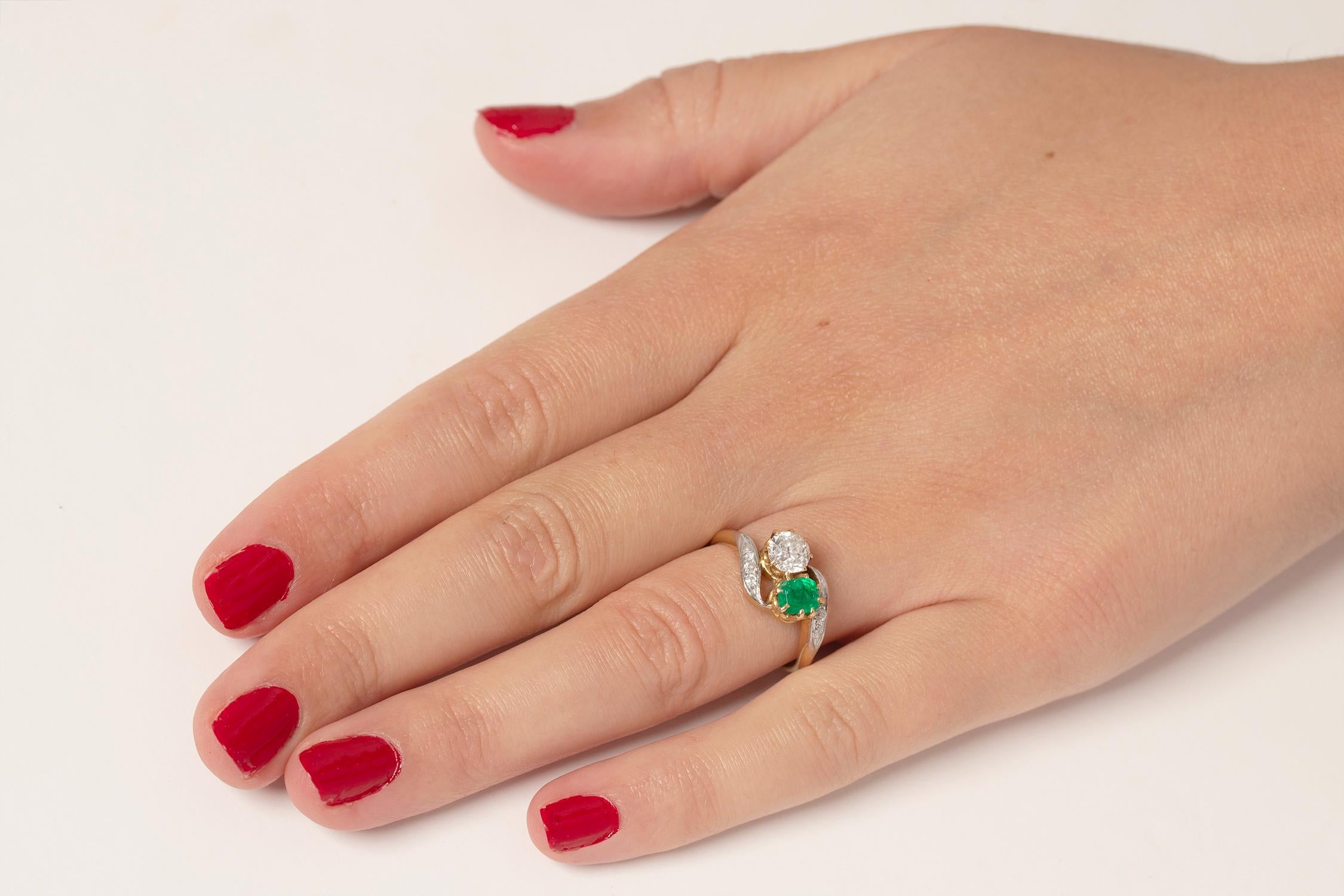 Edwardian 0.70 Carat Diamond and Emerald Twist Ring, circa 1910s In Good Condition For Sale In London, GB