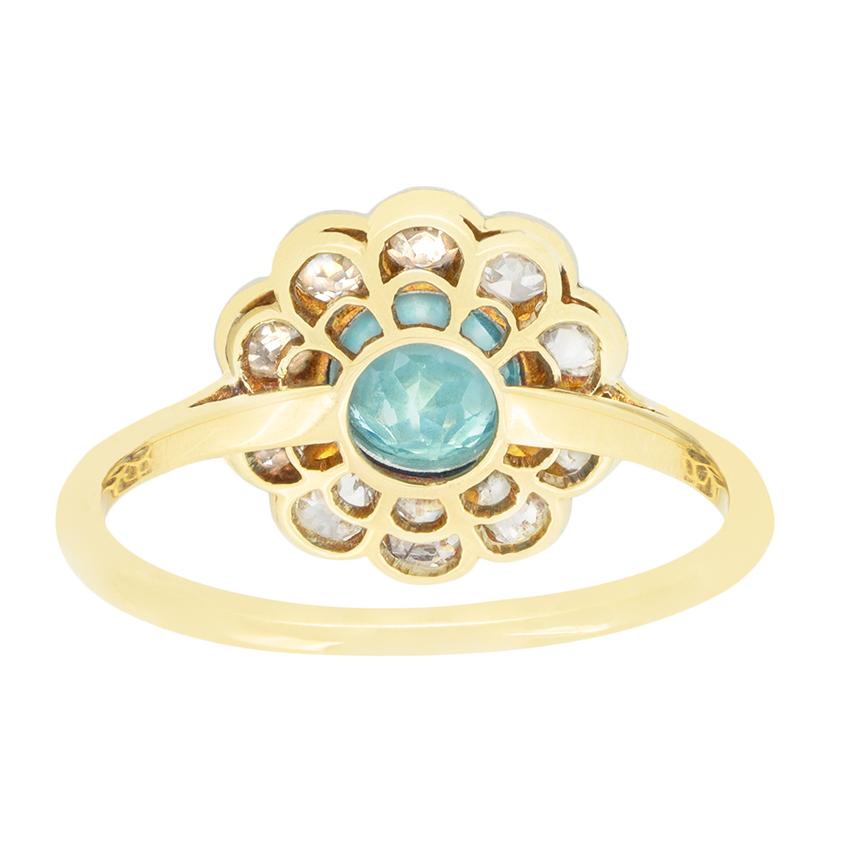 Taglio rotondo Anello Edwardiano con acquamarina e diamanti a grappolo da 0,70 carati, 1910 ca. in vendita