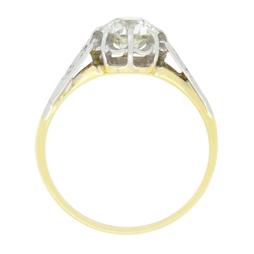 Ein wunderschöner Diamant im Altschliff steht im Mittelpunkt dieses edwardianischen Solitärrings. Der Diamant hat 0,75 Karat, die Farbe ist H und die Reinheit SI1. Der Diamant ist in einer schönen Platin-Illusionsfassung gefasst und wird von