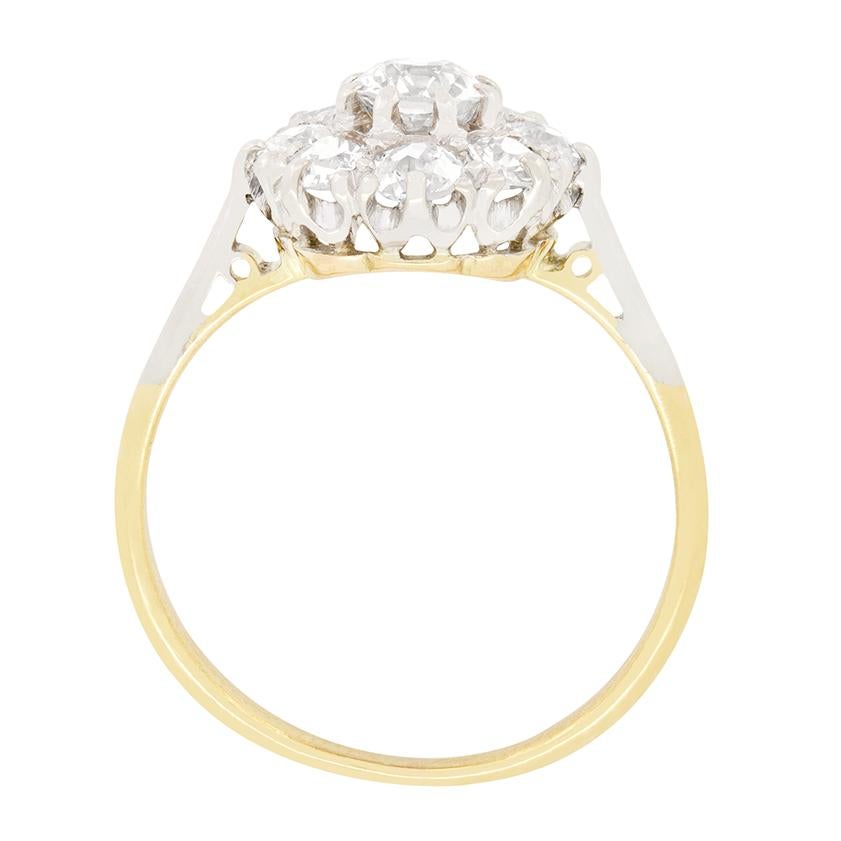 Dieser wundervolle, in der Edwardianischen Ära handgefertigte Ring besteht aus neun glitzernden Diamanten im Altschliff. Der zentrale Stein ist mit 0,40 Karat der größte, die umliegenden acht Diamanten haben insgesamt weitere 0,40 Karat. Jeder Stein