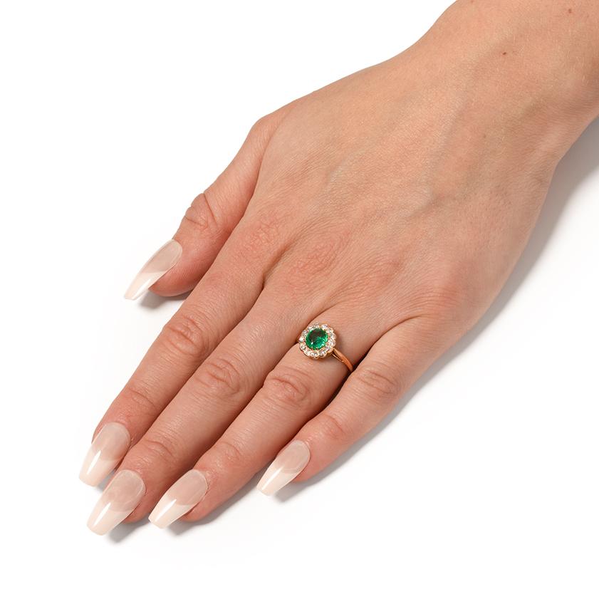 Edwardian 0.80ct Emerald and Diamond Cluster Ring, c.1910s In Good Condition For Sale In London, GB