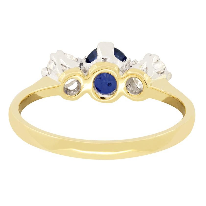 Édouardien Bague édouardienne à trois pierres en saphir et diamants de 0,80 carat, c. 1910 en vente