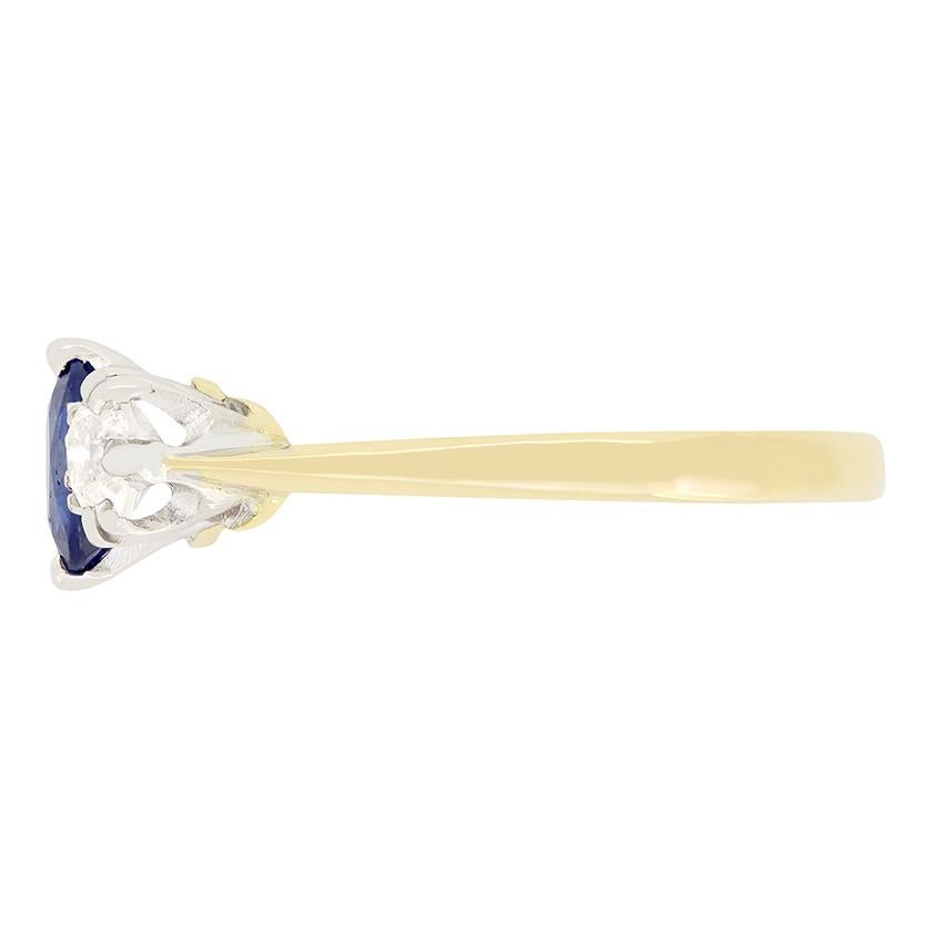 Taille ovale Bague édouardienne à trois pierres en saphir et diamants de 0,80 carat, c. 1910 en vente