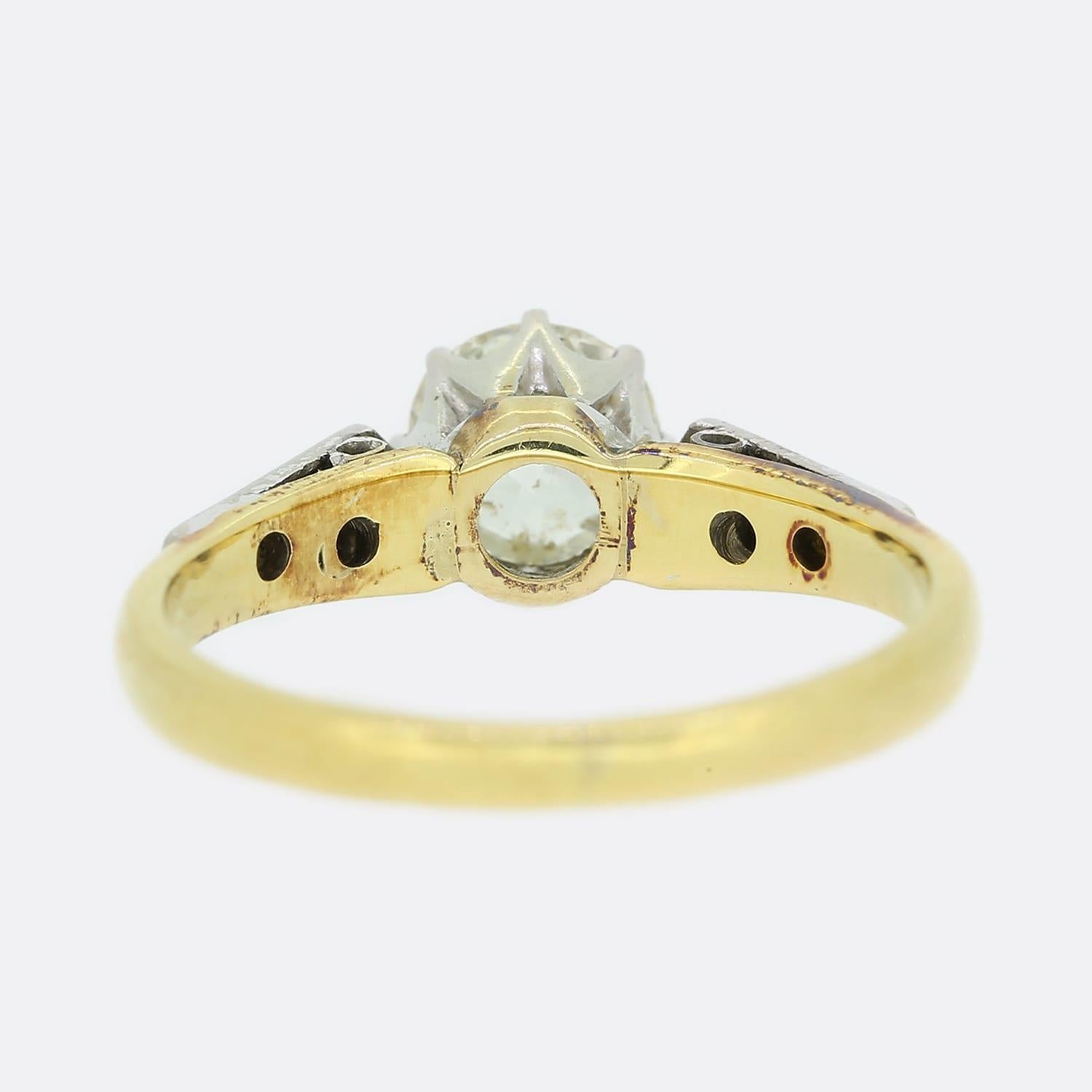 Si tratta di un anello solitario con diamante in oro giallo 18 ct. Il diamante da 0,85 carati con taglio old mine si trova in una montatura rialzata a 8 griffe ed è di un colore bianco brillante, con un bello scintillio luminoso e molto carattere.