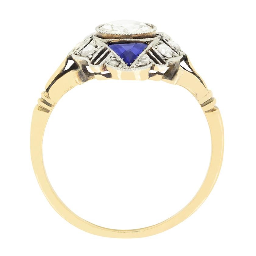 Dieser schöne Navette-Ring stammt aus der Edwardianischen Zeit. Im Mittelpunkt steht ein funkelnder Diamant im Altschliff von 0,85 Karat, der in Platin gefasst ist. Der Diamant hat eine Farbe von J und eine Reinheit von VS1. Ein Paar Saphire im