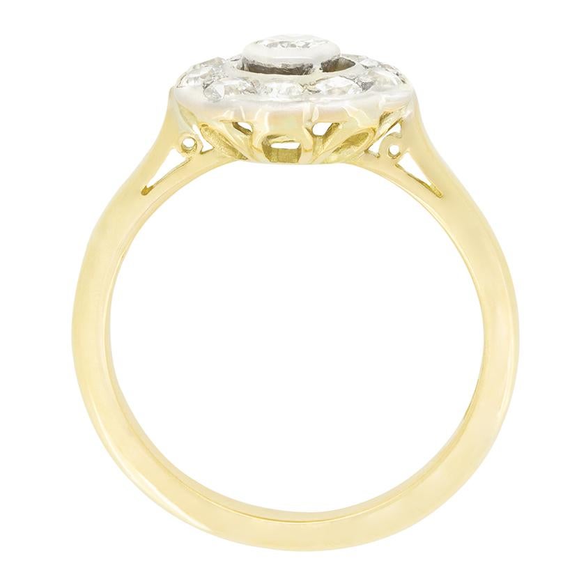 Dieser bezaubernde edwardianische Clusterring trägt in der Mitte einen Diamanten im Altschliff von 0,35 Karat. Der mit Rubbeln gefasste Diamant ist von einem Heiligenschein aus weiteren Diamanten von insgesamt 0,50 Karat umgeben und in Platin