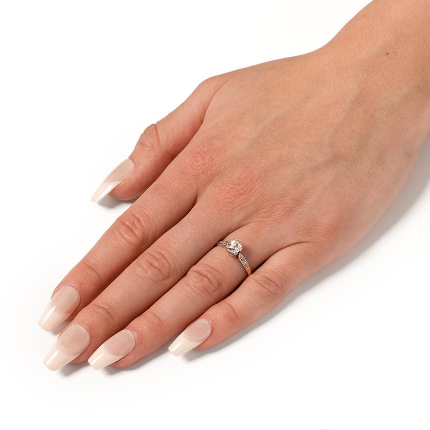 Edwardian 0.85ct Diamond Solitaire Ring, c.1910s In Good Condition For Sale In London, GB