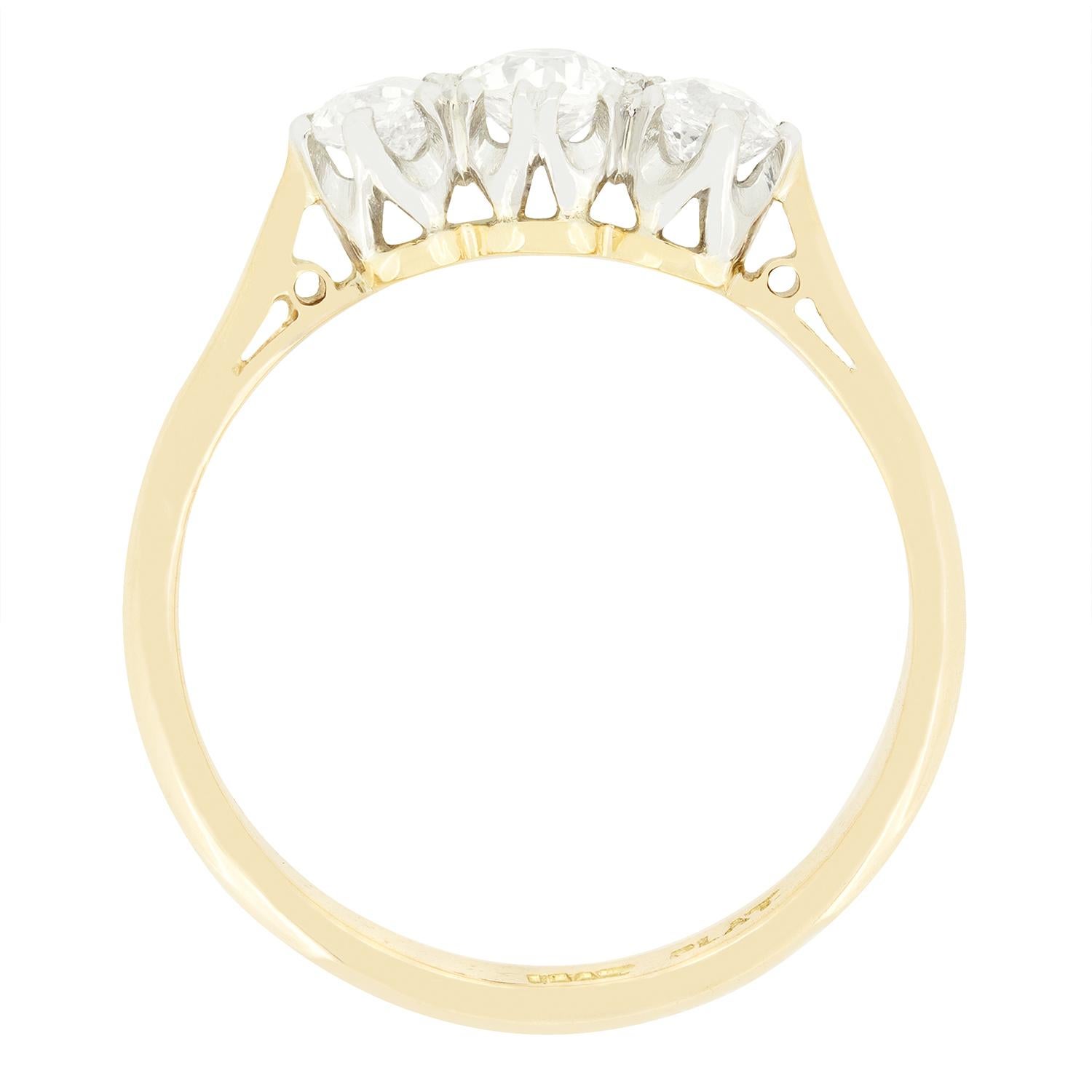 Dieser atemberaubende Verlobungsring mit drei Steinen stammt aus der Edwardianischen Periode. In der Mitte befindet sich ein altgeschliffener Diamant von 0,40 Karat, flankiert von einem Paar Diamanten von 0,25 Karat. Jeder Stein hat eine Farbe von H