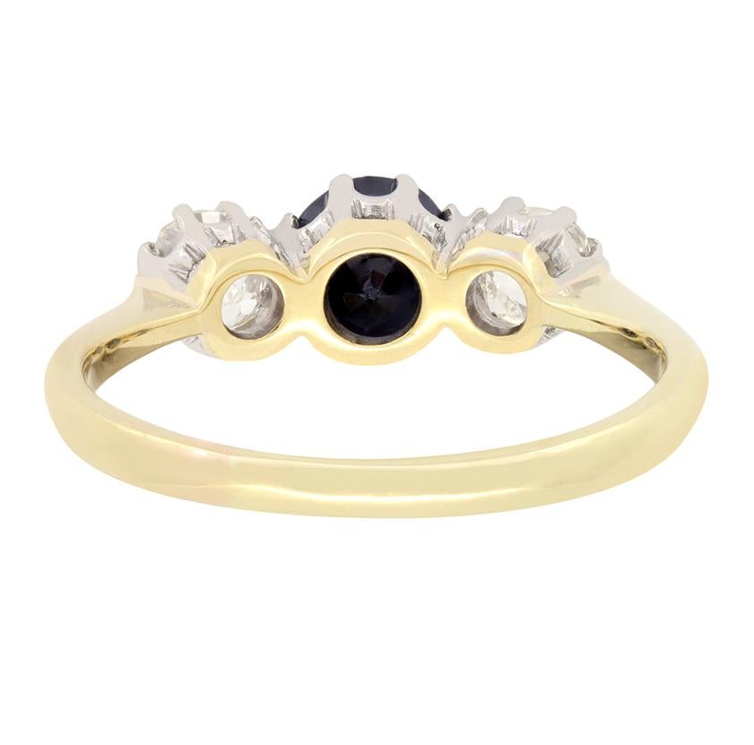 Édouardien Bague édouardienne à trois pierres en saphir et diamant de 0,85 carat, c. 1910 en vente