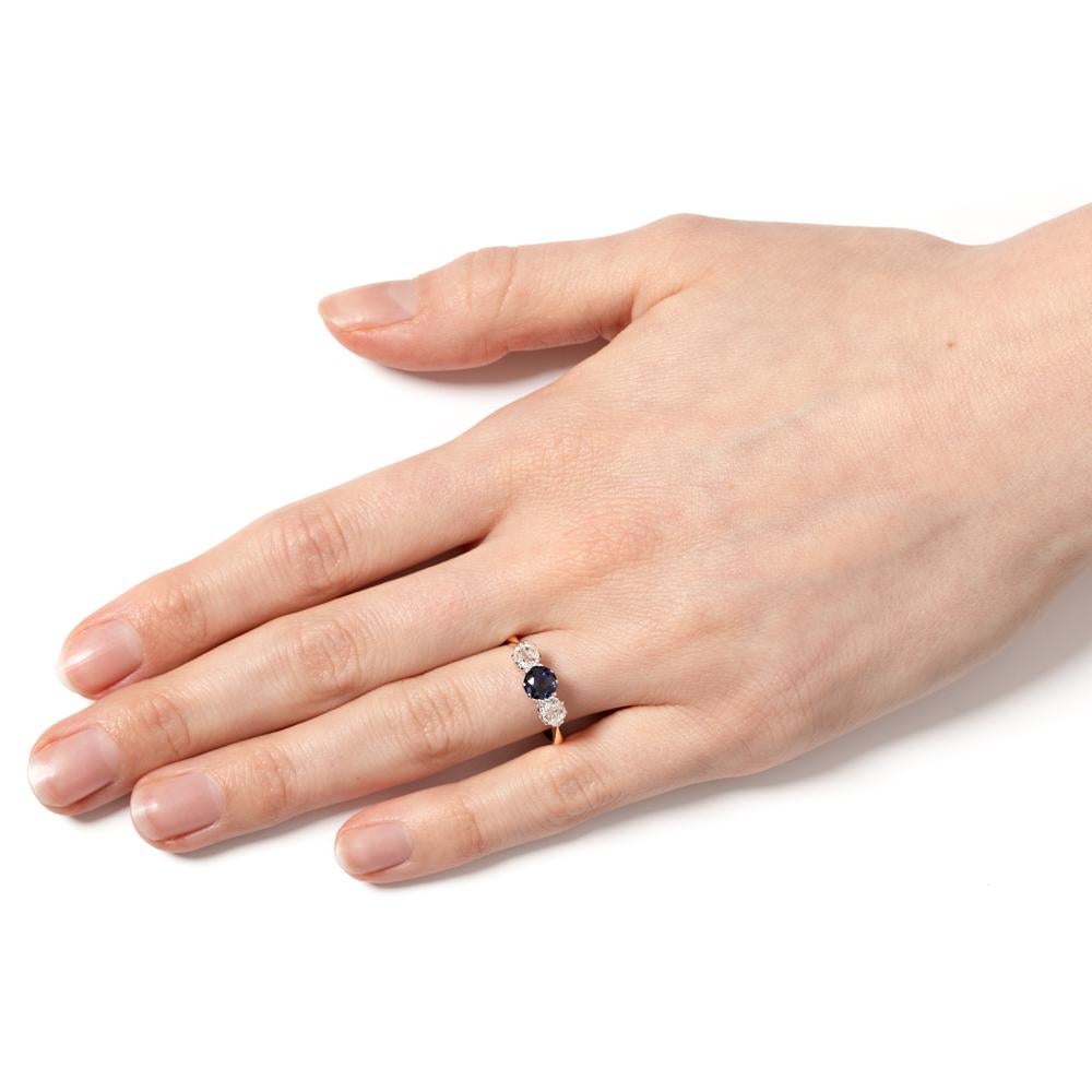 Bague édouardienne à trois pierres en saphir et diamant de 0,85 carat, c. 1910 Bon état - En vente à London, GB