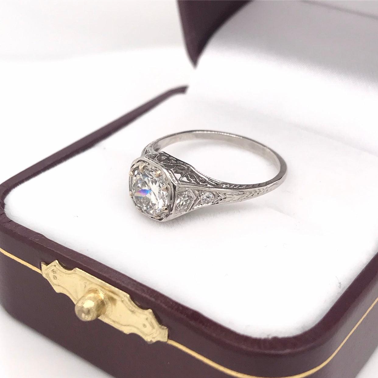 Taille vieille Europe Bague de fiançailles édouardienne en platine avec diamant de 0,9 carat en vente