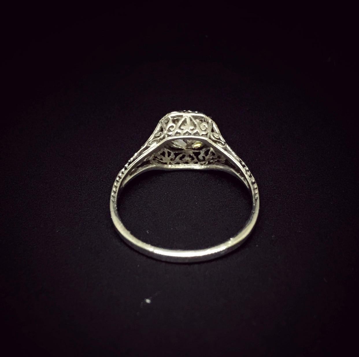 Edwardian 0.9 Carat Diamond Platinum Engagement Ring For Sale 4