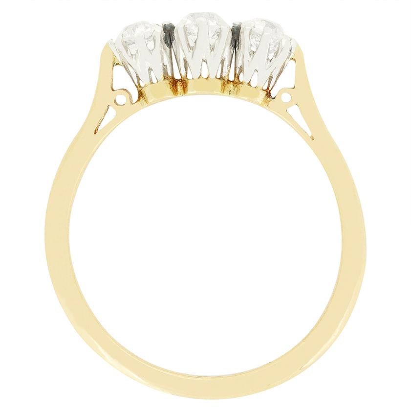 Dieser charmante Verlobungsring mit drei Steinen stammt aus der Edwardianischen Periode. In der Mitte befindet sich ein Diamant im Altschliff mit 0,30 Karat, flankiert von einem Paar Diamanten mit 0,20 Karat. Jeder Stein hat eine Farbe von G bis H