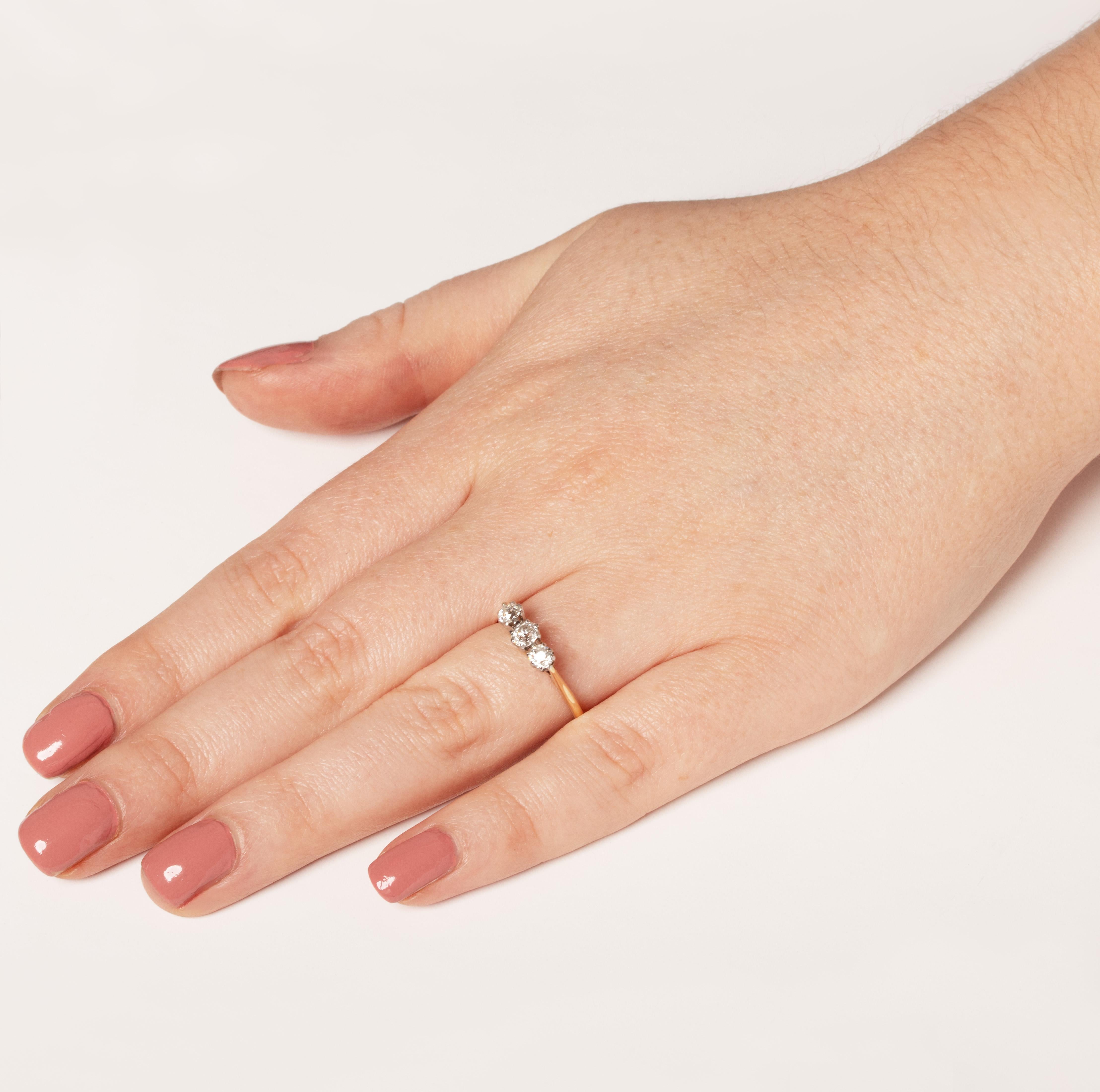 Edwardianischer 0,90ct Diamond Three Stone Ring, um 1910 für Damen oder Herren im Angebot