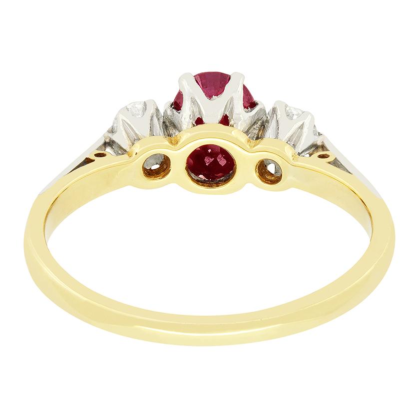 Taglio ovale Anello Edwardiano a trilogia di rubini e diamanti da 0,90 carati, 1910 ca. in vendita