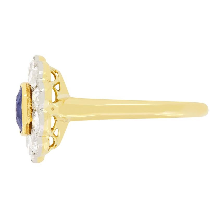 Edwardianischer 0,90 Karat Saphir- und Diamant-Cluster-Ring, ca. 1910er Jahre (Antiker Kissenschliff) im Angebot