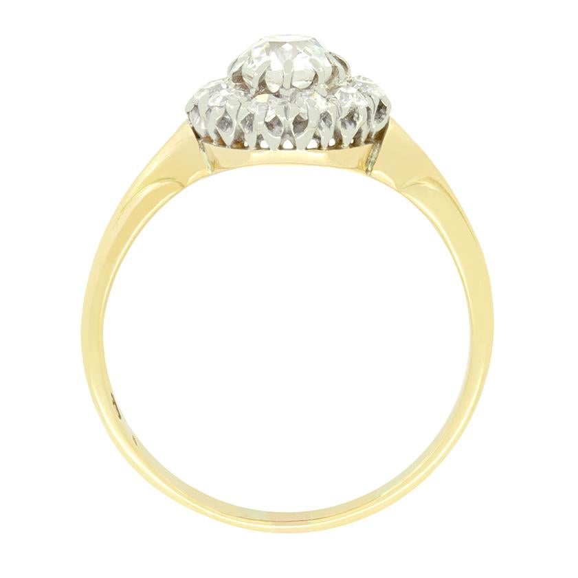 Im Mittelpunkt dieses schönen edwardianischen Clusterrings steht ein funkelnder Diamant im Altschliff.  Der zentrale Stein wiegt 0,60 Karat, die elf umliegenden Diamanten insgesamt 0,33 Karat. Alle verwendeten Diamanten haben die gleiche Qualität