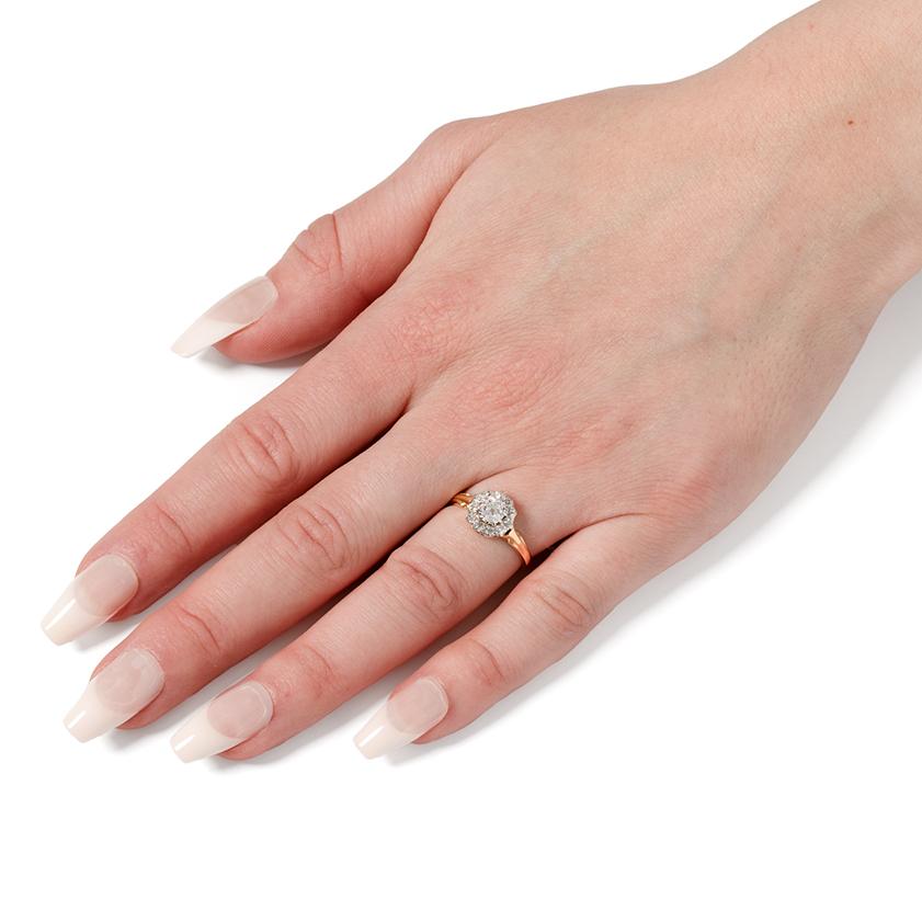 Edwardianischer 0,93ct Diamant-Cluster-Ring, um 1910 Damen im Angebot