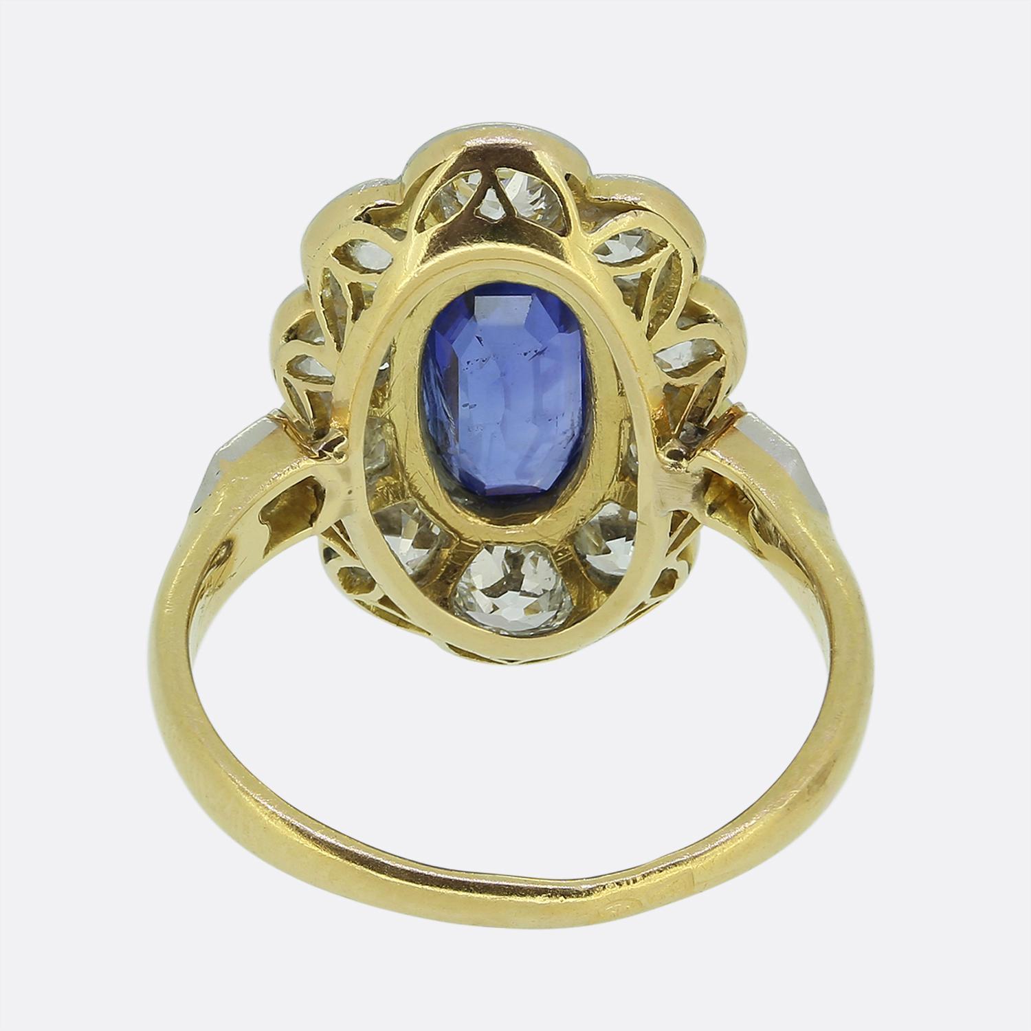 Taglio vecchia miniera Anello edoardiano con zaffiro birmano e diamanti a grappolo da 0,95 carati