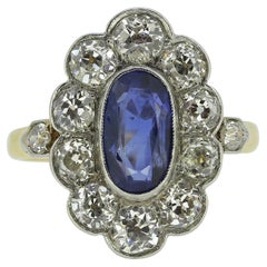 Anello edoardiano con zaffiro birmano e diamanti a grappolo da 0,95 carati