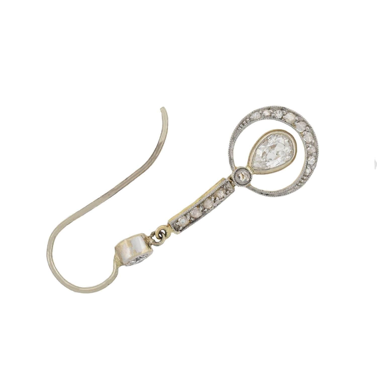 Taille poire Boucles d'oreilles pendantes Edwardian 0.95 Carat Total Diamond Pear Cut en vente