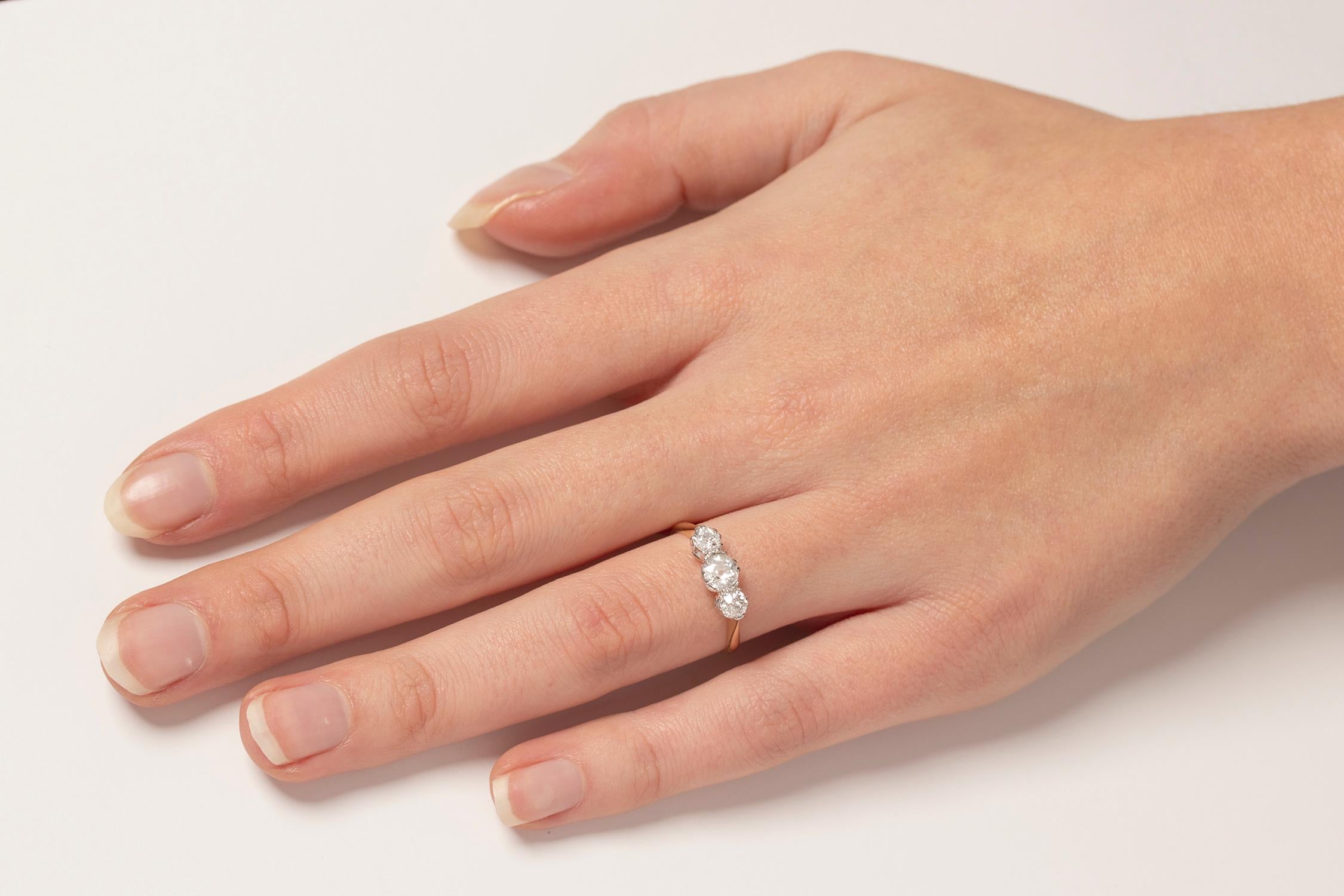 Edwardian 1.00 Carat Diamond Three-Stone Engagement Ring, circa 1910s 1