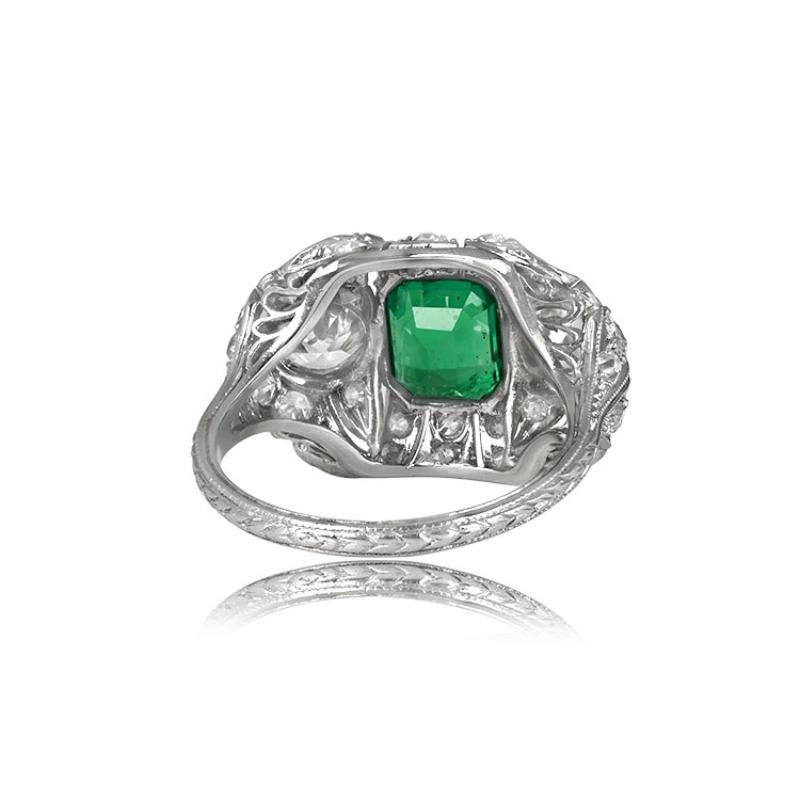 Edwardian 1.00 Carat Emerald-Cut Columbian Emerald Ring, H-I Color Diamonds In Excellent Condition For Sale In New York, NY