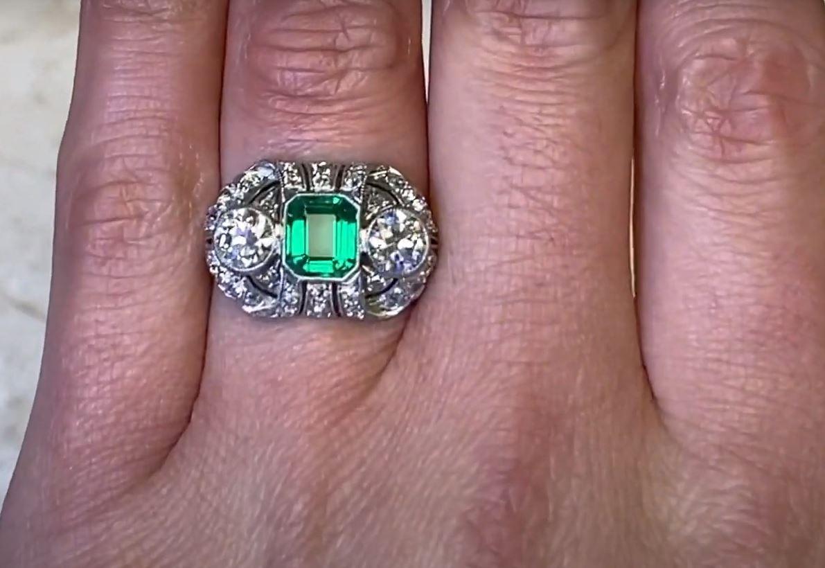 Women's Edwardian 1.00 Carat Emerald-Cut Columbian Emerald Ring, H-I Color Diamonds For Sale