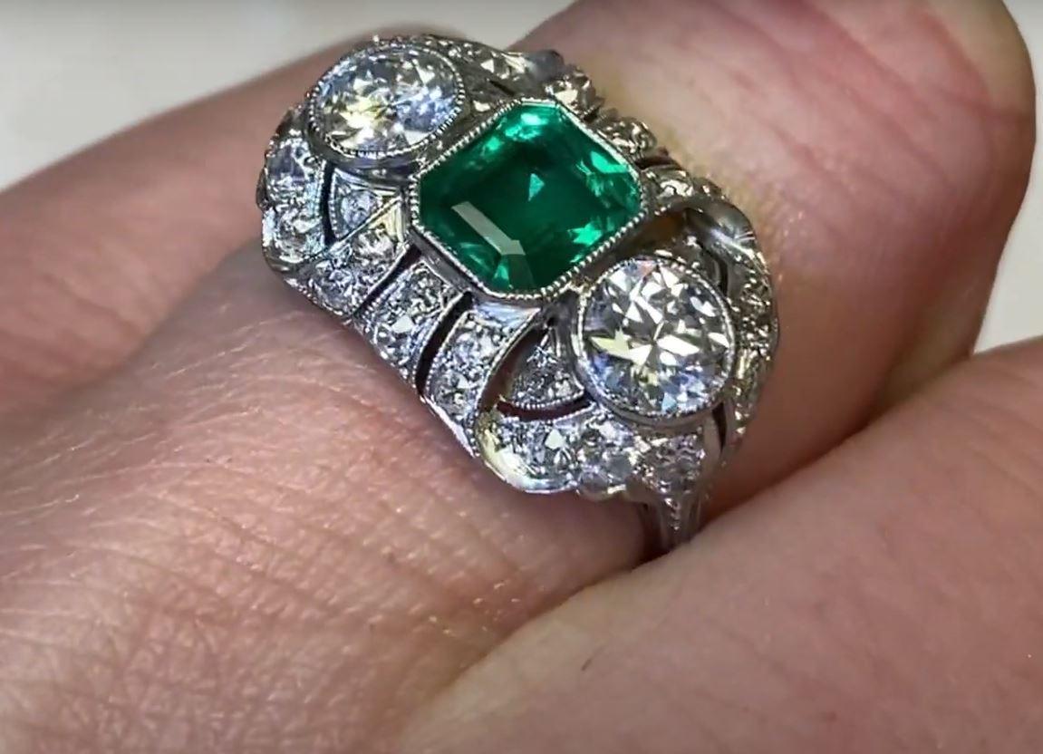 Edwardian 1.00 Carat Emerald-Cut Columbian Emerald Ring, H-I Color Diamonds For Sale 2