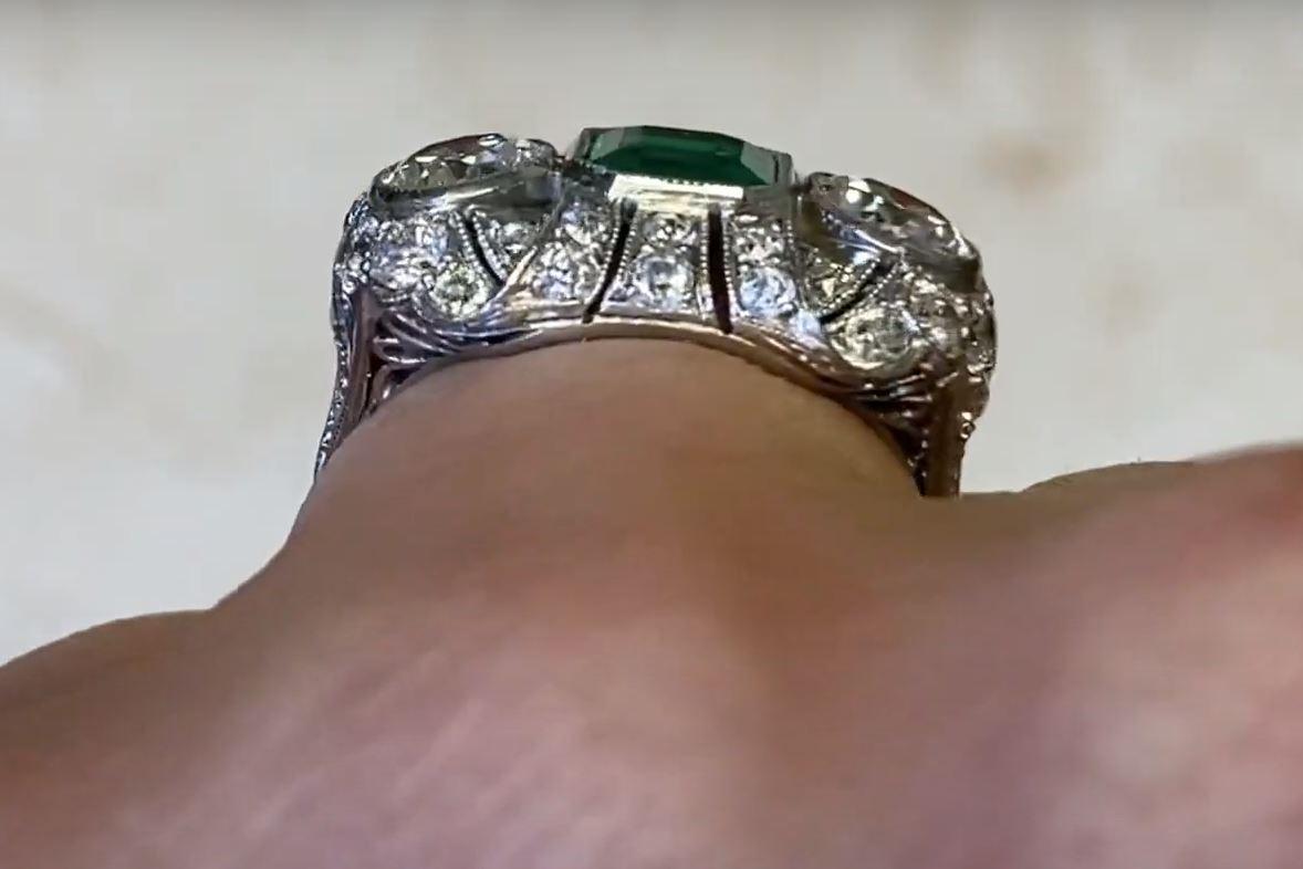 Edwardian 1.00 Carat Emerald-Cut Columbian Emerald Ring, H-I Color Diamonds For Sale 3