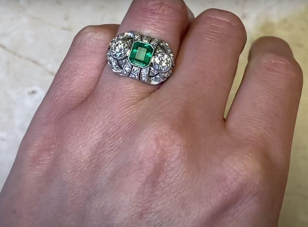 Edwardian 1.00 Carat Emerald-Cut Columbian Emerald Ring, H-I Color Diamonds For Sale 4