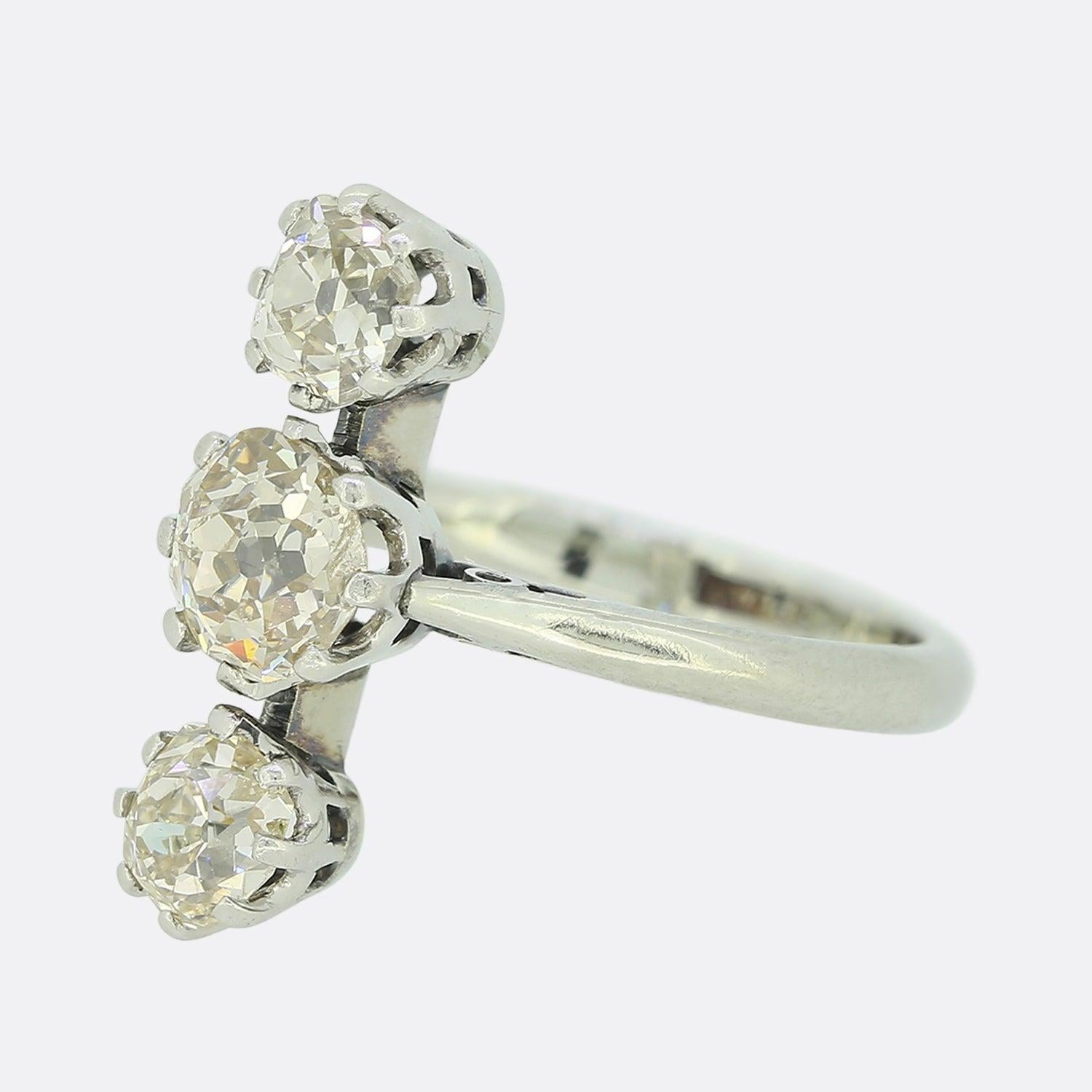 Il s'agit d'une bague édouardienne à trois pierres et diamants. Les trois diamants de taille ancienne ont été sertis dans un collier à huit griffes. Ils sont parfaitement assortis en termes de couleur, de pureté et de taille et pèsent au total 1,00