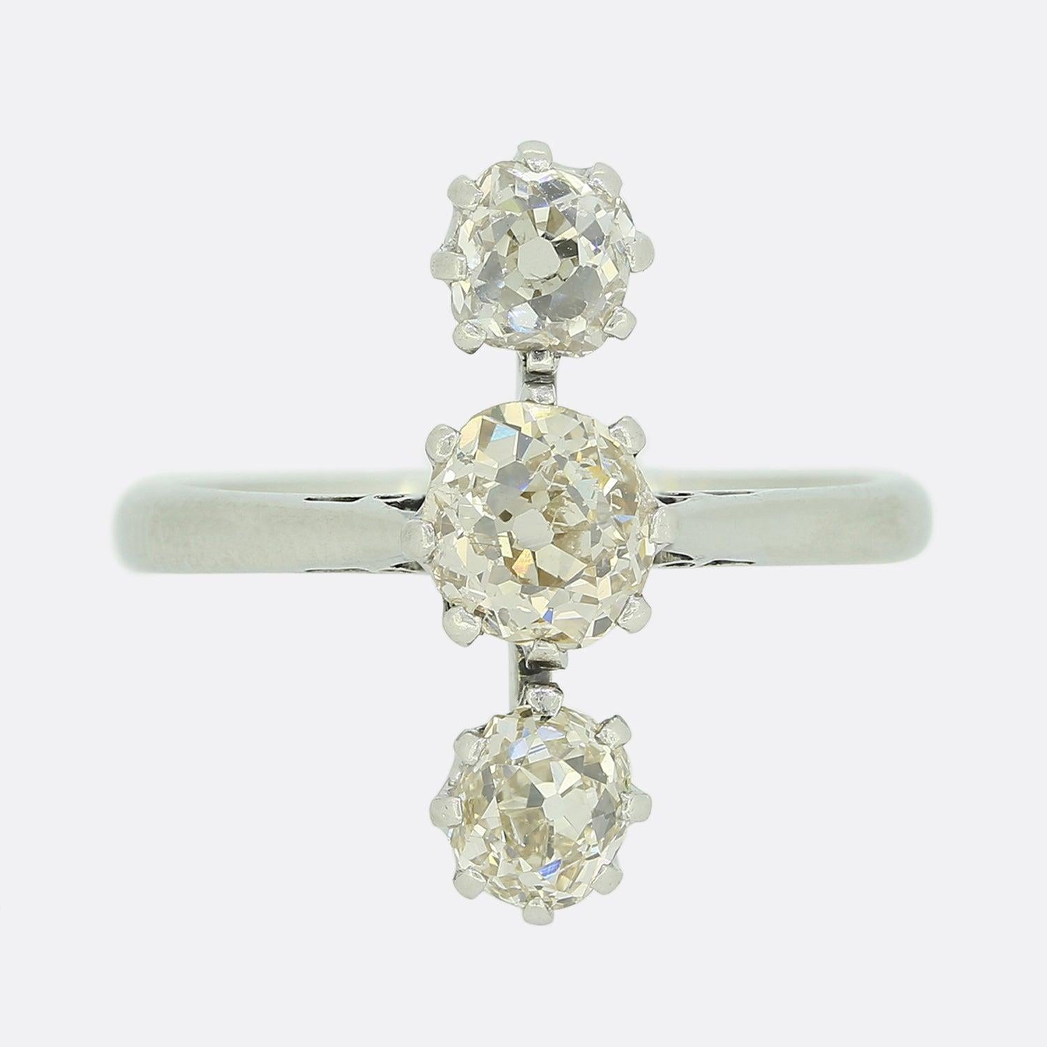 Taille vieille Europe Bague édouardienne à trois pierres avec diamant taille ancienne de 1,00 carat en vente