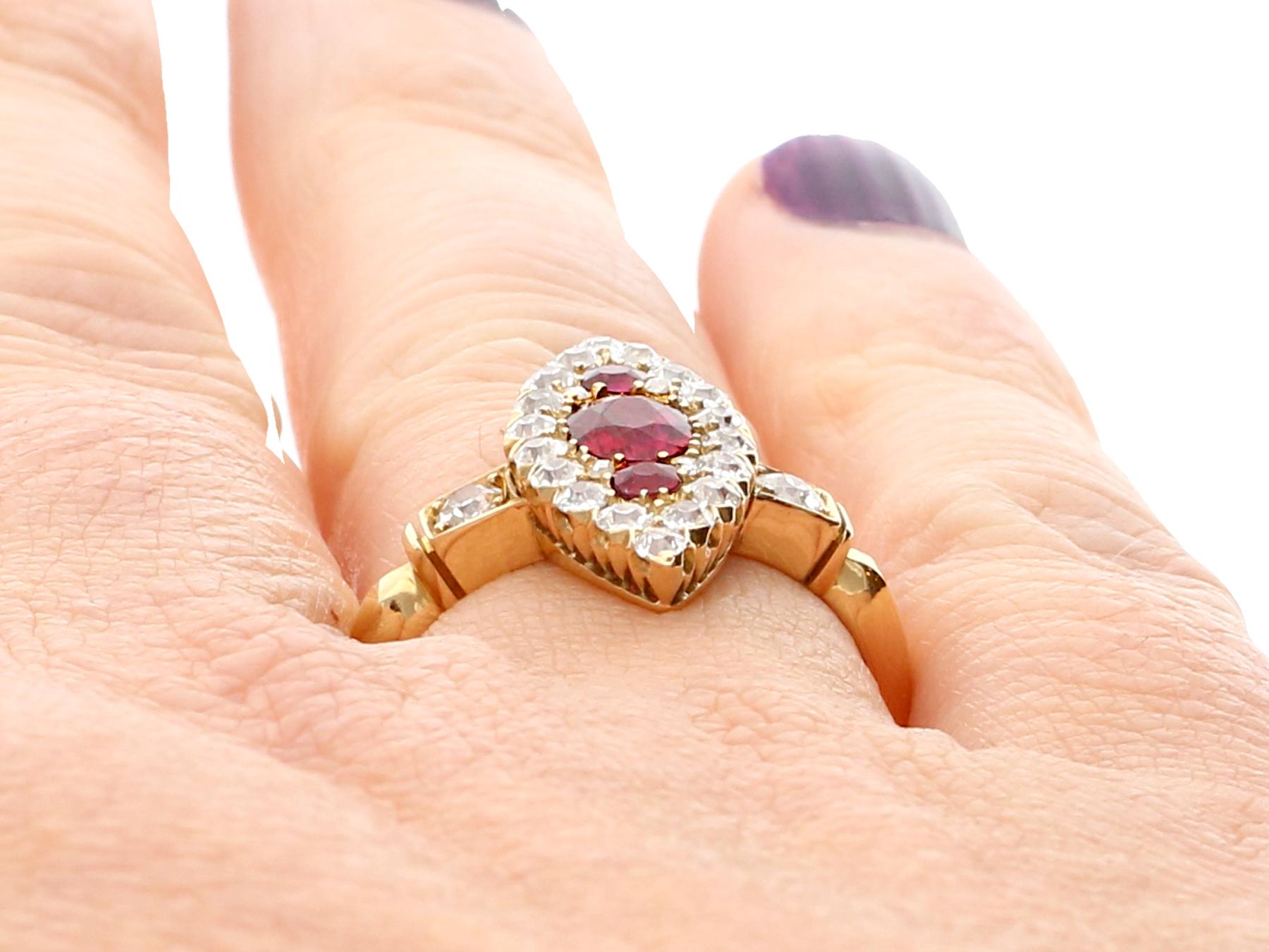 Anillo de cóctel eduardiano de oro amarillo con rubí siam de 1,00 quilates y diamantes de 1,12 quilates en venta 5
