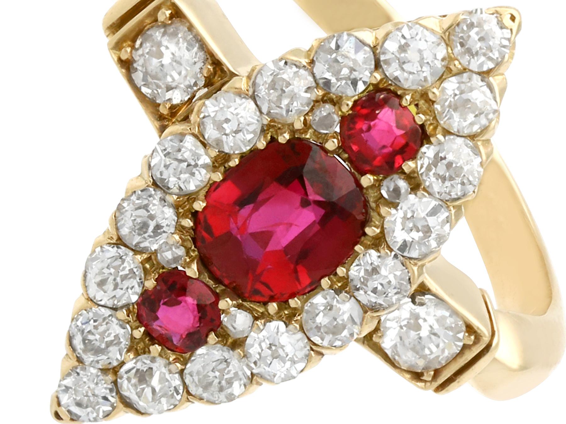 Anillo de cóctel eduardiano de oro amarillo con rubí siam de 1,00 quilates y diamantes de 1,12 quilates Eduardiano en venta