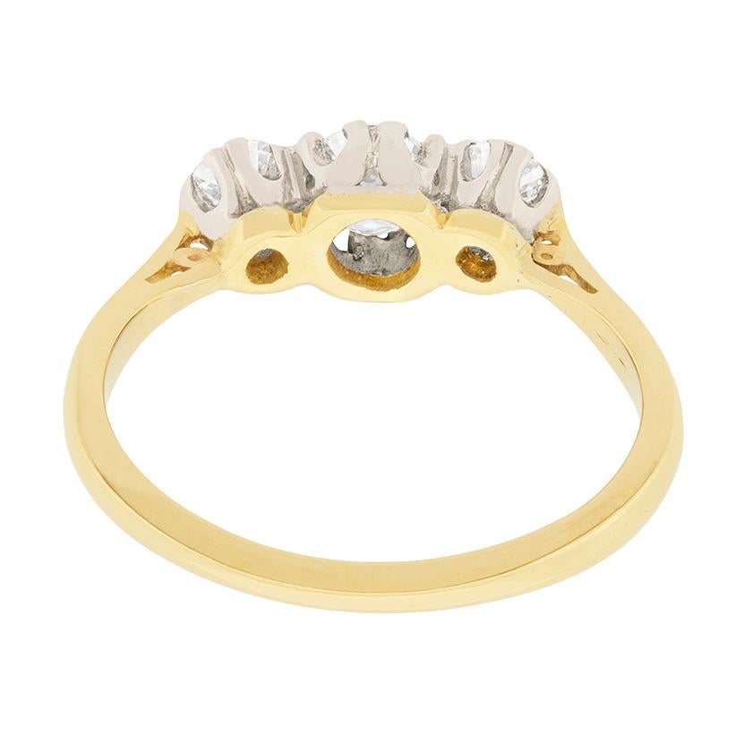 Edwardian 1.00 Carat Three-Stone Diamond Ring, circa 1910 In Good Condition For Sale In London, GB