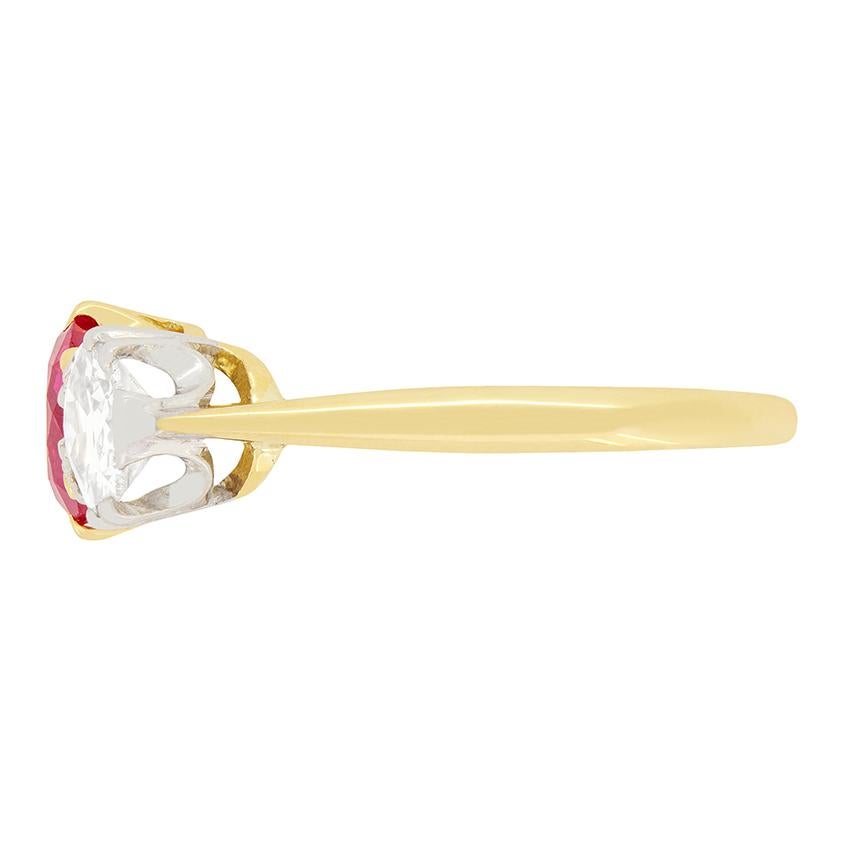 Ring mit drei Steinen im viktorianischen Stil, 1,00 Karat Rubin und Diamant, um 1910 (Alteuropäischer Brillantschliff)