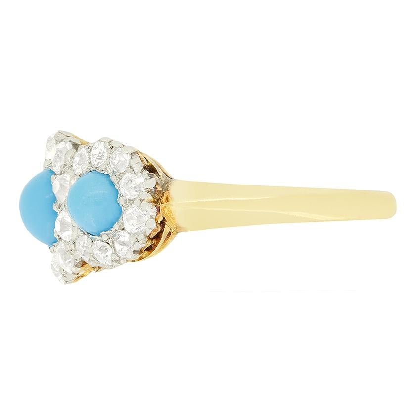 Dieser wunderbare Dreifach-Ring aus der Edwardianischen �Ära ist mit einem Trio aus wunderschönen Türkisen besetzt. Der mittlere Edelstein wiegt 0,40 Karat, das flankierende Paar 0,30 Karat pro Stück. Um das Trio herum ist ein Diamant im Altschliff