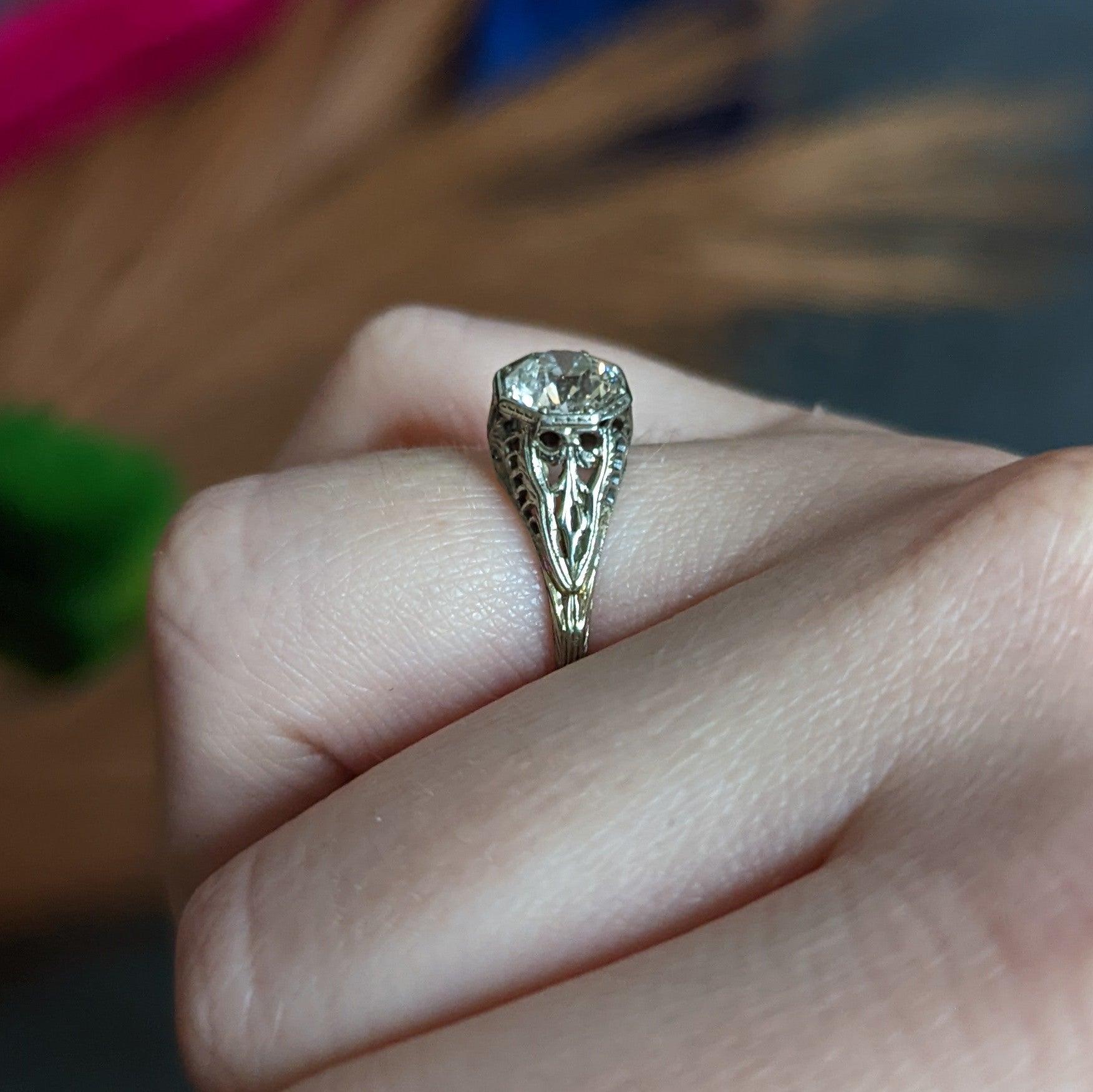 Edwardian 1.02 Carats Diamond 18 Karat White Gold Foliate Engagement Ring Ging For Sale 6