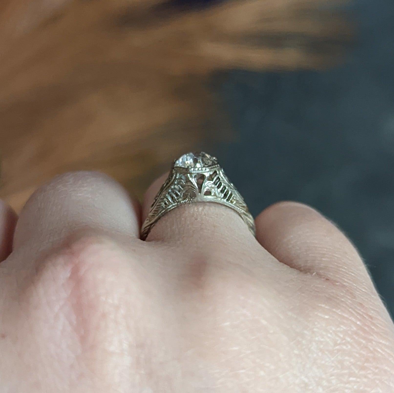 Edwardian 1.02 Carats Diamond 18 Karat White Gold Foliate Engagement Ring Ging For Sale 7