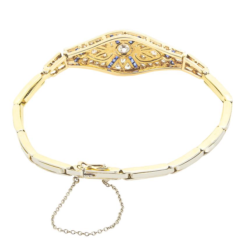 Cet élégant bracelet édouardien dégage un charme raffiné et un style intemporel. En son cœur repose un diamant taille ancienne de 0,25 carat serti en rub over, entouré d'un délicat arrangement de diamants taille ancienne de 0,80 carat. La couleur de