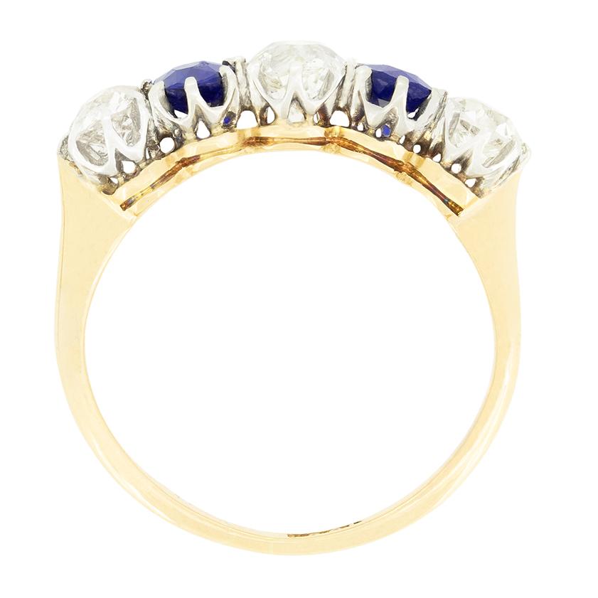 Cette magnifique bague à cinq pierres date de l'époque édouardienne. La pierre centrale est un diamant de taille ancienne de 0,45 carat, flanqué de deux diamants de 0,30 carat de chaque côté. Entre ces diamants se trouvent deux saphirs naturels de