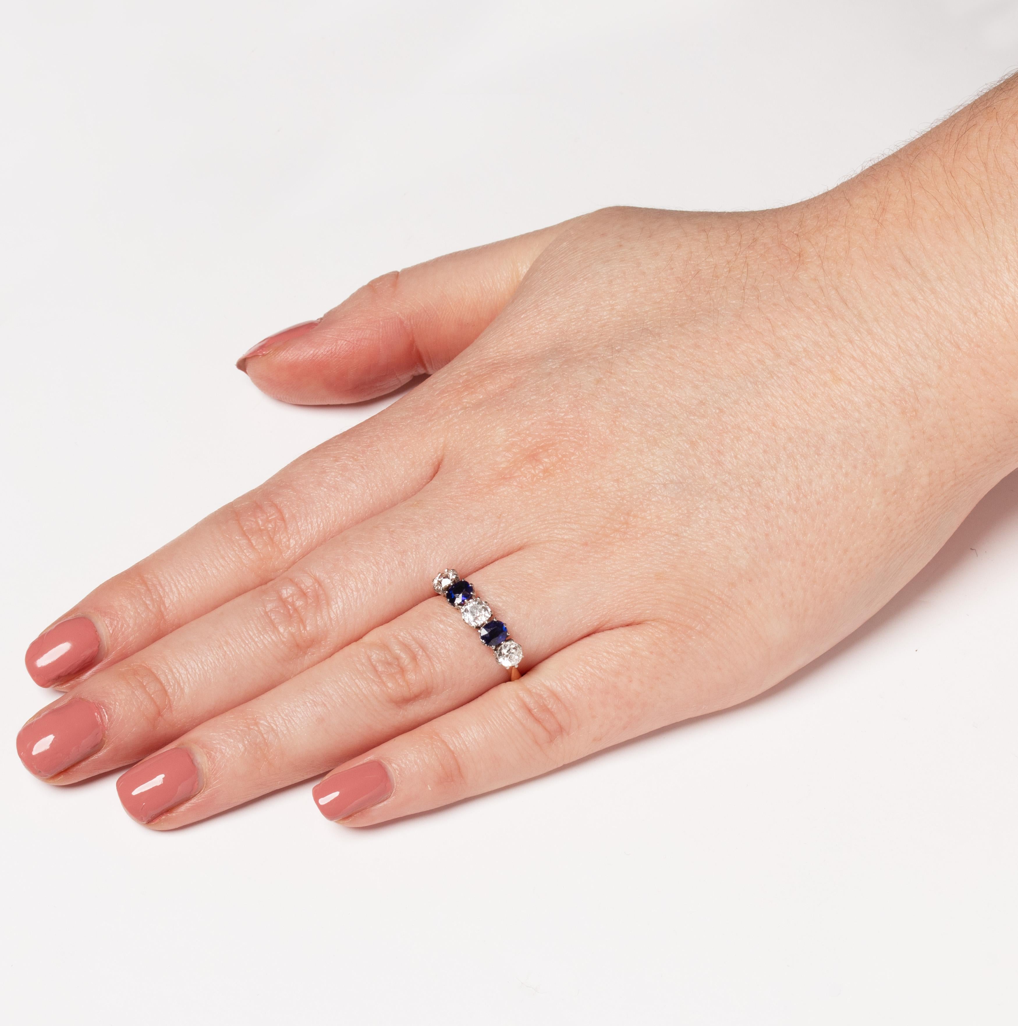 Bague édouardienne de 1,05 carat de diamant et de saphir à cinq pierres, c.1910s. Bon état - En vente à London, GB